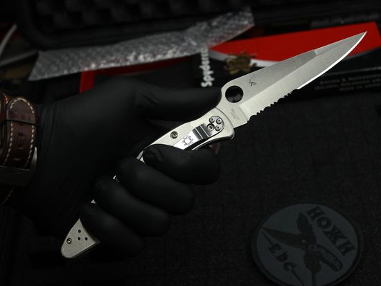 Складной нож Spyderco Police C07PS c клинком из стали VG-10, рукоять Stainless Steel