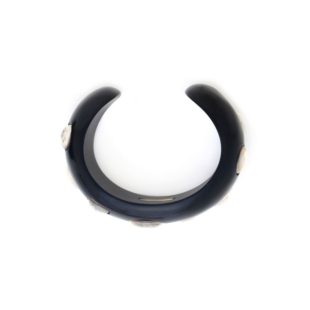 Браслет Nature Bijoux, Saint Honore, кафф из рога, с ракушками Capiz в смоле, NB26.1-13-44435 (черны