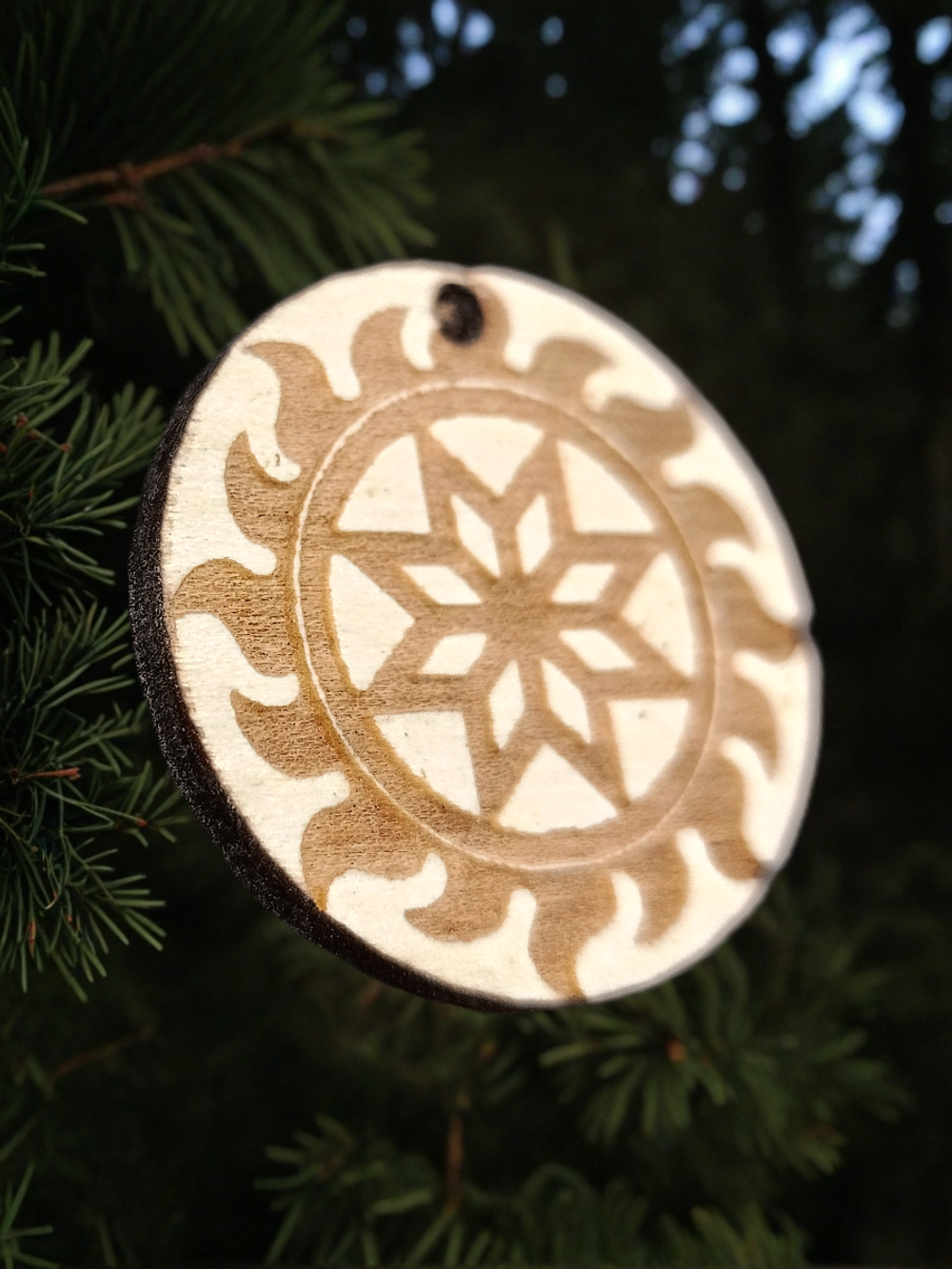 Славянский амулет из натурального дерева "Алатырь". Шнур ― 50см. Диаметр 3см