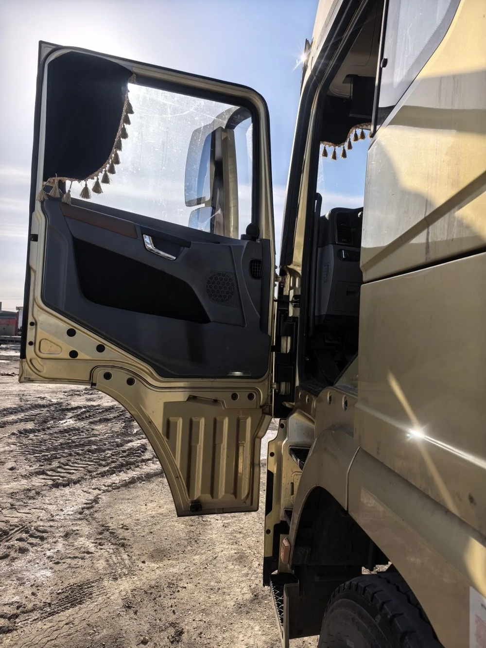 Shacman (Shaanxi) SX* 6x4 Седельный тягач SX42584V324 (Дизельный, 11,6 л, 423 л.с., МТ)