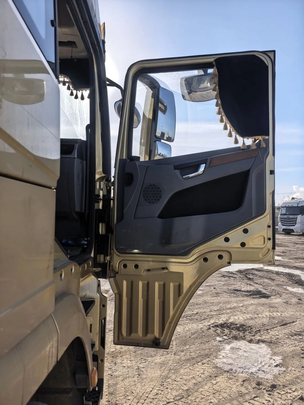 Shacman (Shaanxi) SX* 6x4 Седельный тягач SX42584V324 (Дизельный, 11,6 л, 423 л.с., МТ)