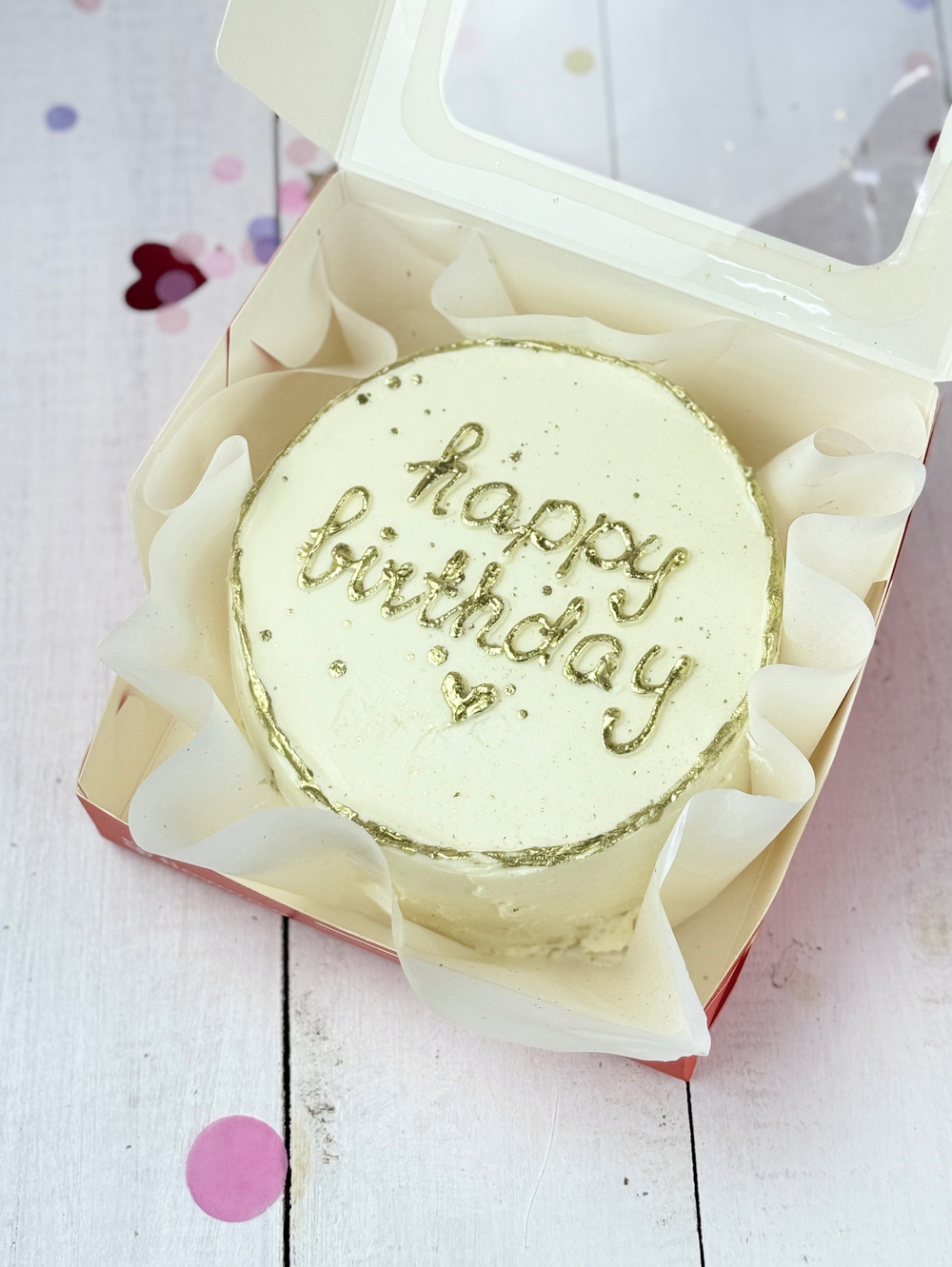 Бенто торт на день рождения с золотой надписью “Happy Birthday”