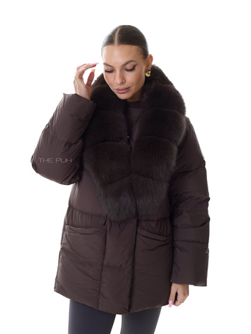 Винный удлиненный пуховик с поясом и меховым воротником
