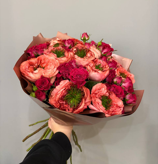 Букет из пионовидных роз с кустовыми розами