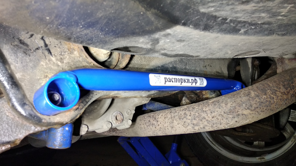 Усилитель жёсткости между задними рычагами Mitsubishi Outlander 2 XL, Citroen C-Crosser и Peugeot 4007 (ПОД ЗАКАЗ)