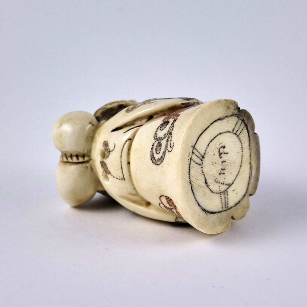 Нэцкэ Ребенок Карако с тыквой-горлянкой