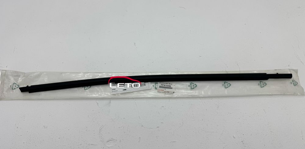 Молдинг стекла двери задней левой 75740-02490 7574002490