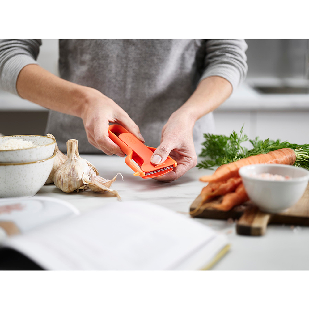 Овощечистка со встроенной защитой лезвия safestore, оранжевая