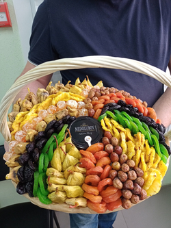 Корзина с сухофруктами " Радужное Счастье"