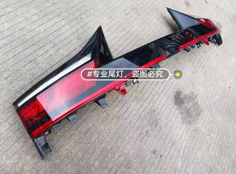 Оригинальный задний фонарь (стоп-сигнал) для Toyota Vellfire