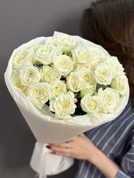 Букет из 5 белых кустовых роз "Джанин"