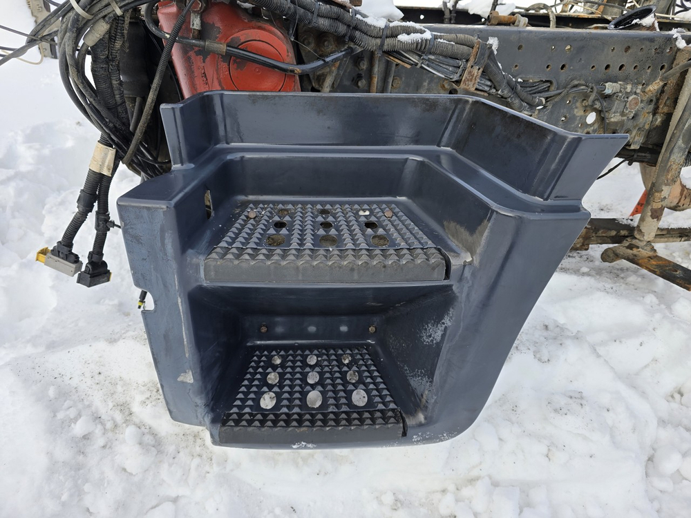 Корпус подножек левый