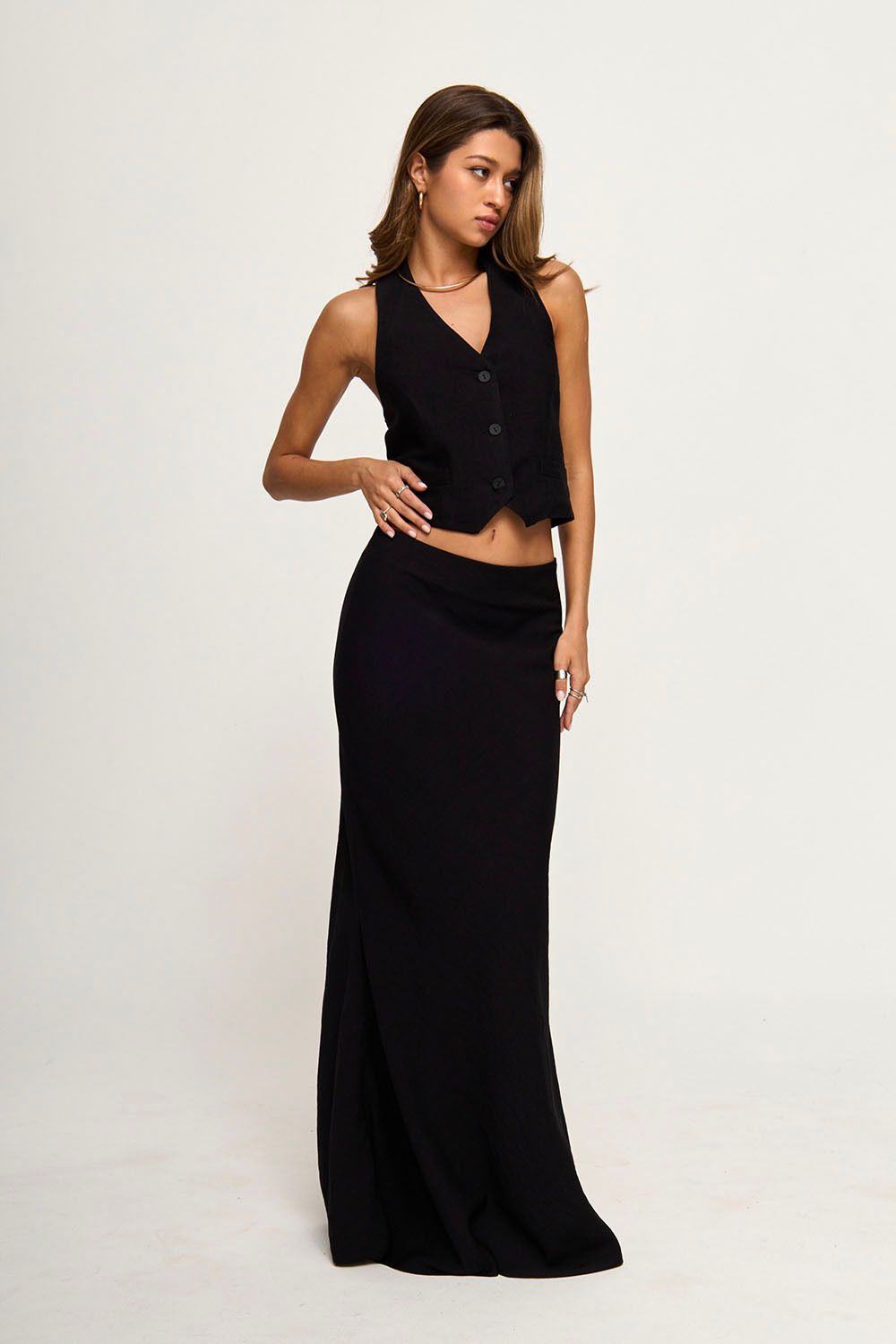 Жилет укороченный из вискозы черного цвета