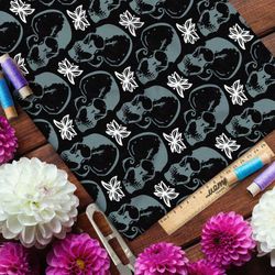 Ткань флис зелёные черепа и белые цветы