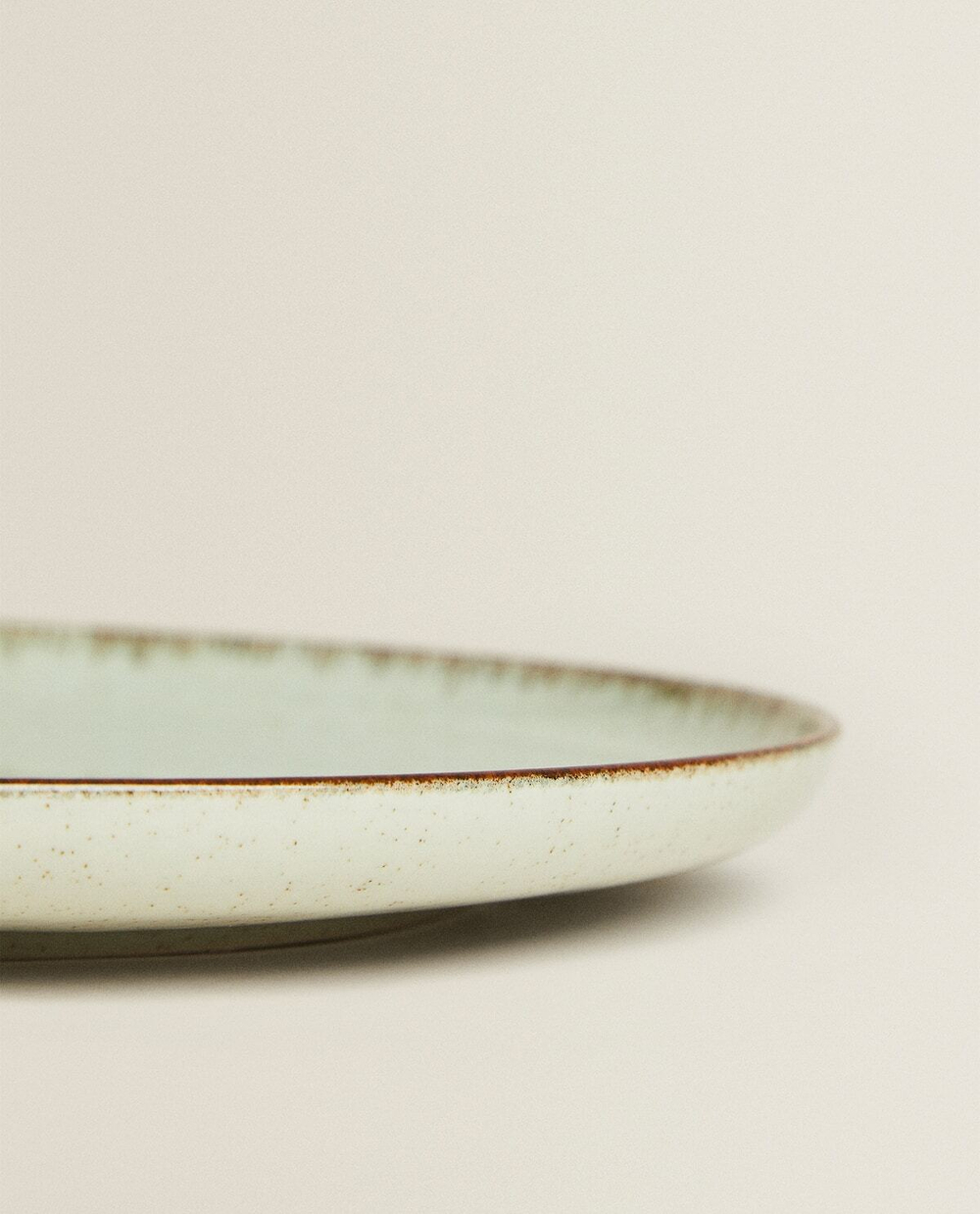 ZARA HOME ФАРФОРОВАЯ ОБЕДЕННАЯ ТАРЕЛКА С ОБОДКОМ ПОД СТАРИНУ, ЗЕЛЕНЫЙ