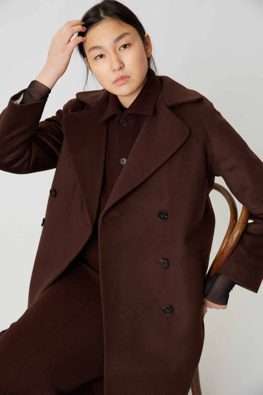 Длинное двубортное пальто шоколадного цвета из шерсти