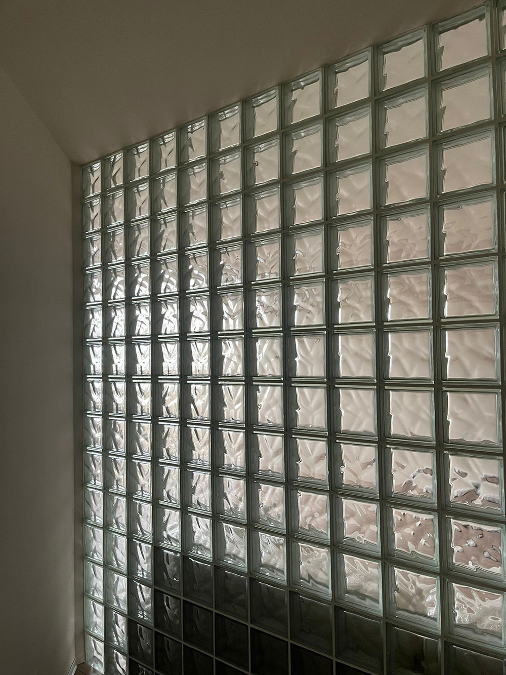 Фото Стеклоблок бесцветный волна Vitrablok 19х19х8  в интерьере