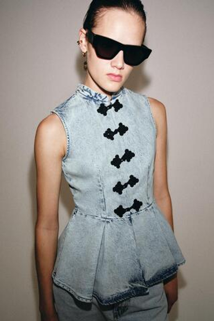 ZARA ДЖИНСОВЫЙ ЖИЛЕТ С НАВЕСНЫМИ ПЕТЛЯМИ — ZW COLLECTION, ГОЛУБОЙ