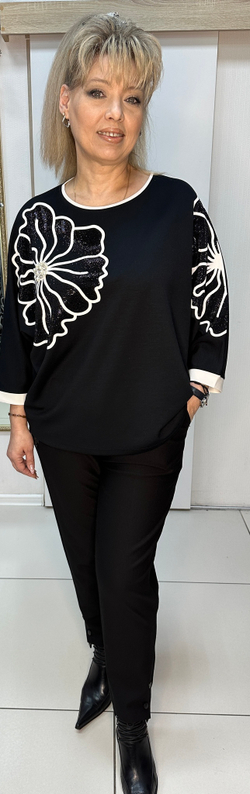 Нарядный черный джемпер с белым стразовым принтом