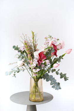 Букет с яркими цветами ко Дню матери