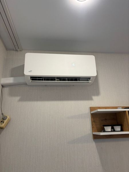 Установка настенной сплит-системы в доме по улице Портовая 9000 BTu