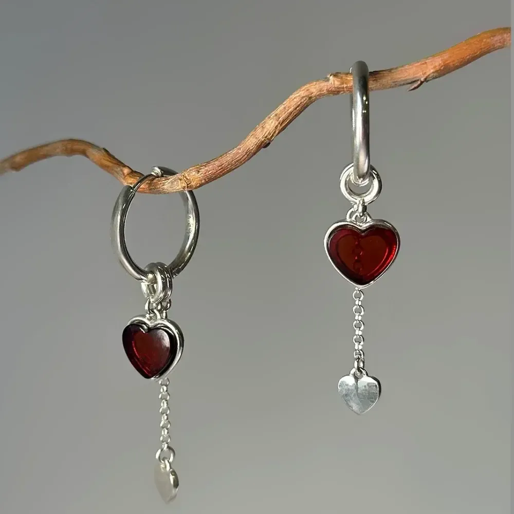 Серьги с подвесом Сердца с вишневым янтарем