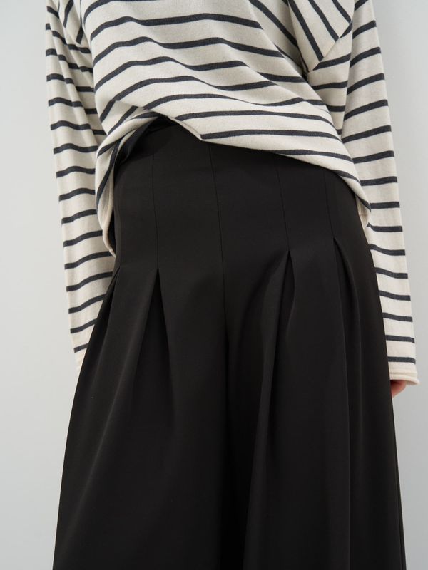 Брюки с защипами 