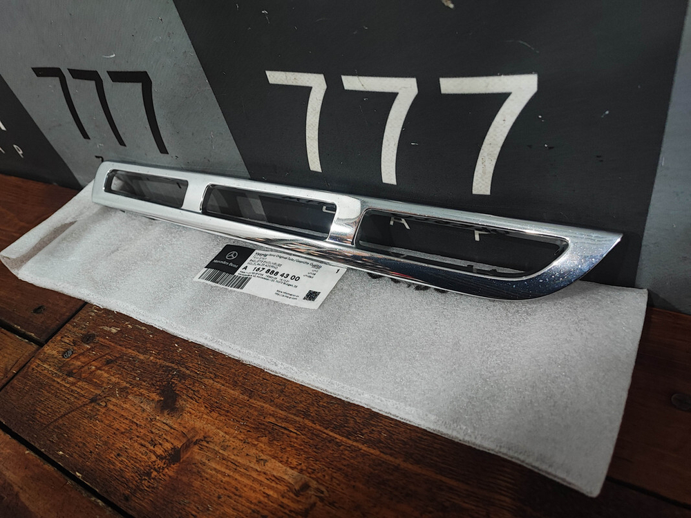 Молдинг решетки радиатора Mercedes GLS X167 19- Б/У Оригинал A1678883900