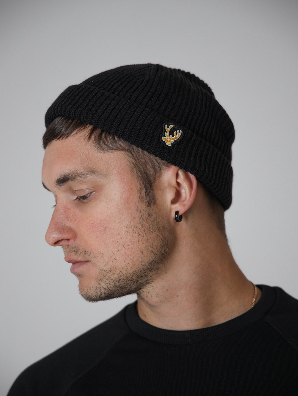 Шапка короткая черная Город Горький олень желтый