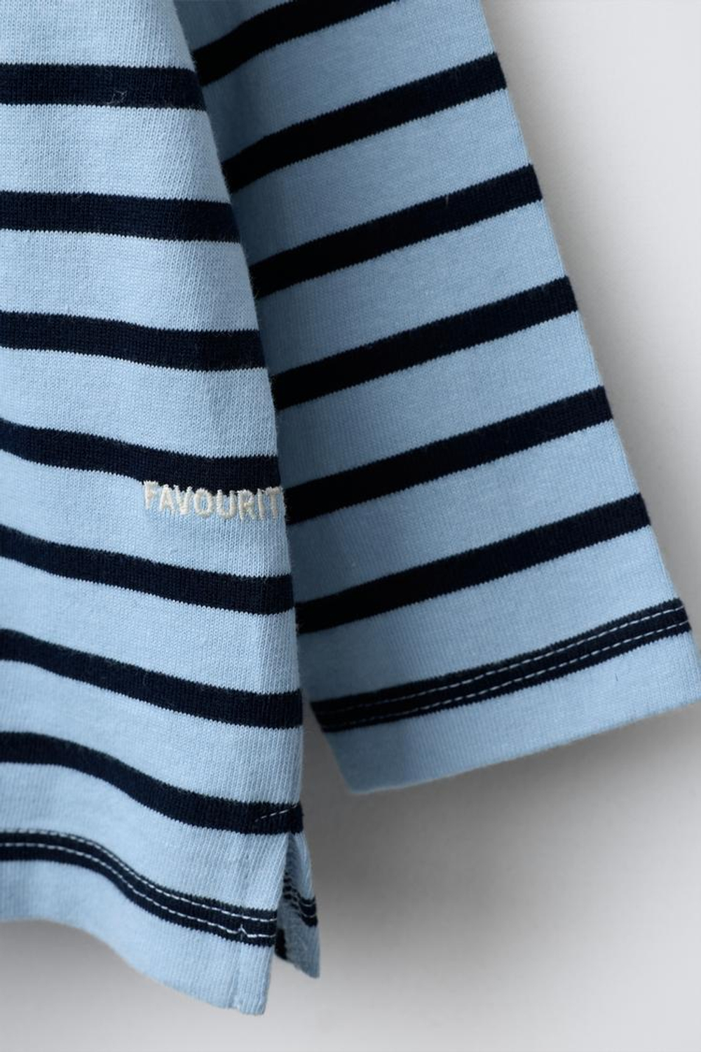 ZARA ФУТБОЛКА В ПОЛОСКУ С ВЫШИТОЙ НАДПИСЬЮ, СИНИЙ/ИНДИГО