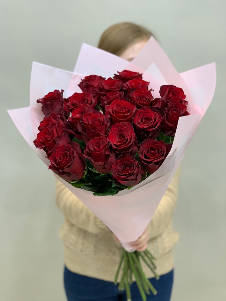 Букет 21 красная роза Эквадор 60см в пленке