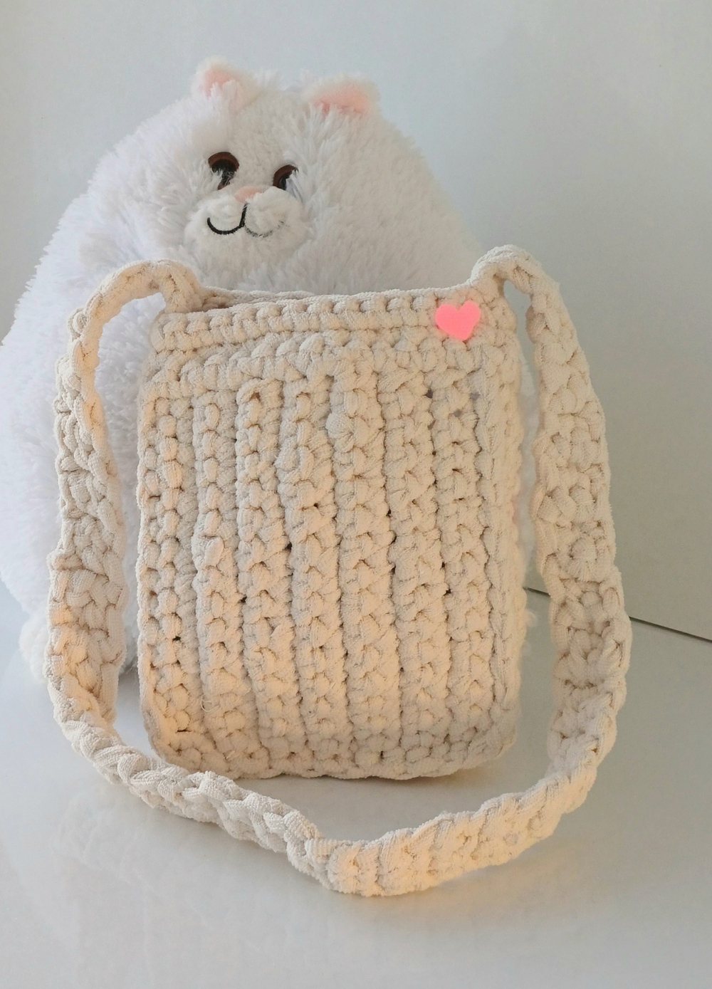 Сумка кроссбоди через плечо вязаная