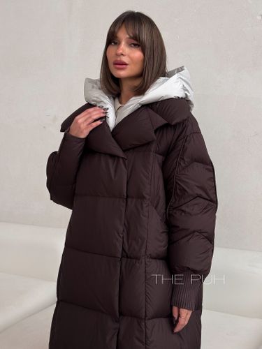 Удлиненный пуховик шоколадного цвета с контрастной жилеткой