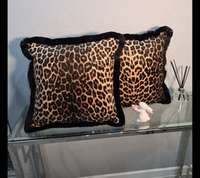Подушка бархатная с принтом шкуры леопарда