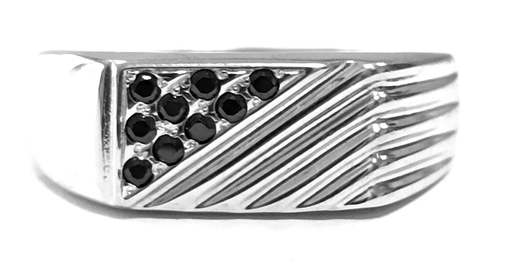 Ювелирное кольцо из серебра с фианитами