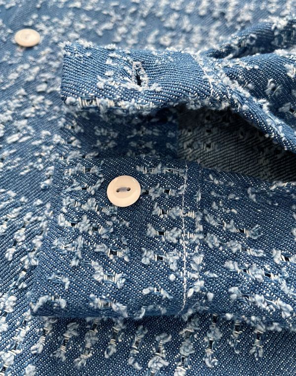 Рубашка джинсовая с рваным низом - фото 5