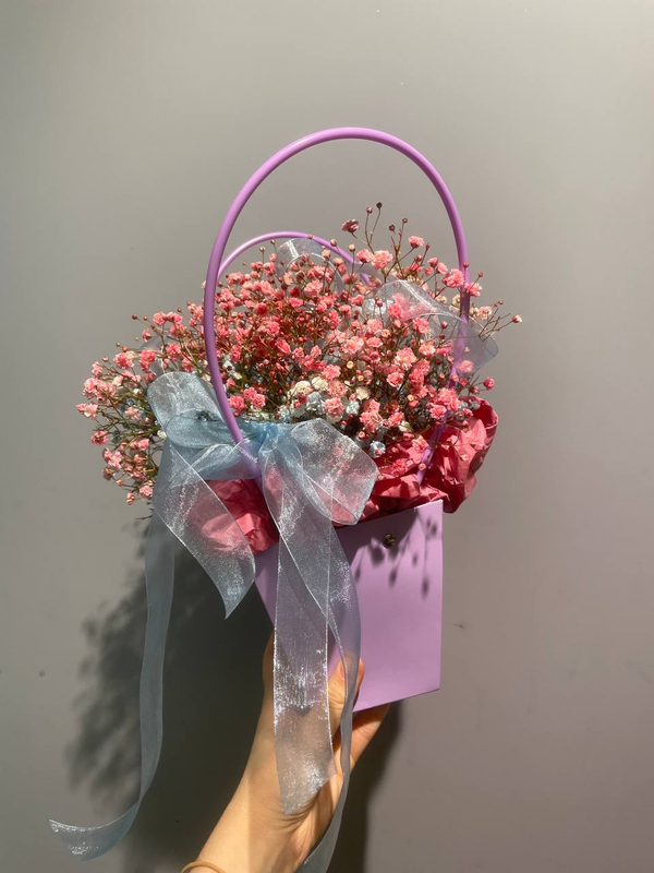 Композиция из гипсофилы в сумочке