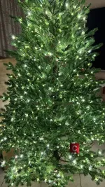 елка с встроенной гирляндой в ветки