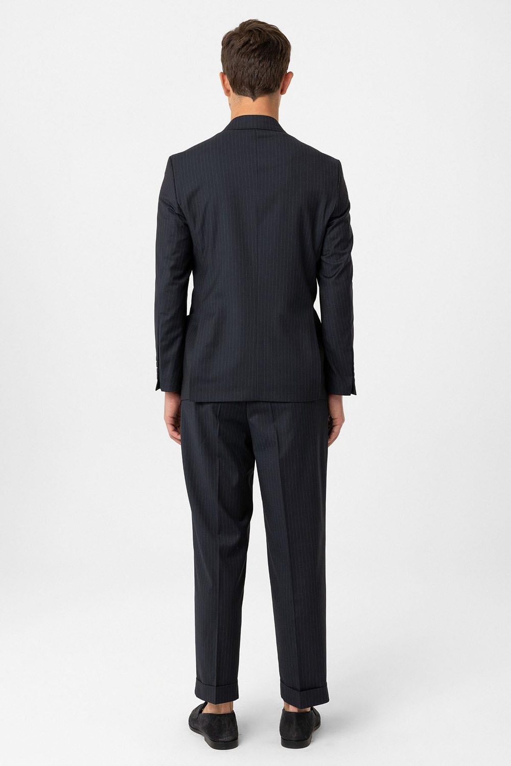 Синий классический костюм двубортный в тонкую полоску