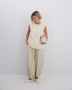 Брюки на резинке из искусственной кожи молочный