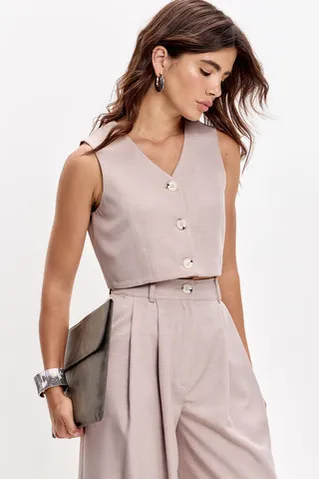 Укороченная жилетка свободного кроя серо-бежевого цвета