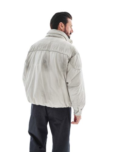 Светло-бежевый короткий пуховик с напылением