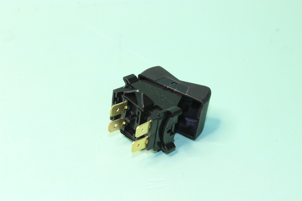 Выключатель-клавиша гидропривода подъёма/опускания прицепа