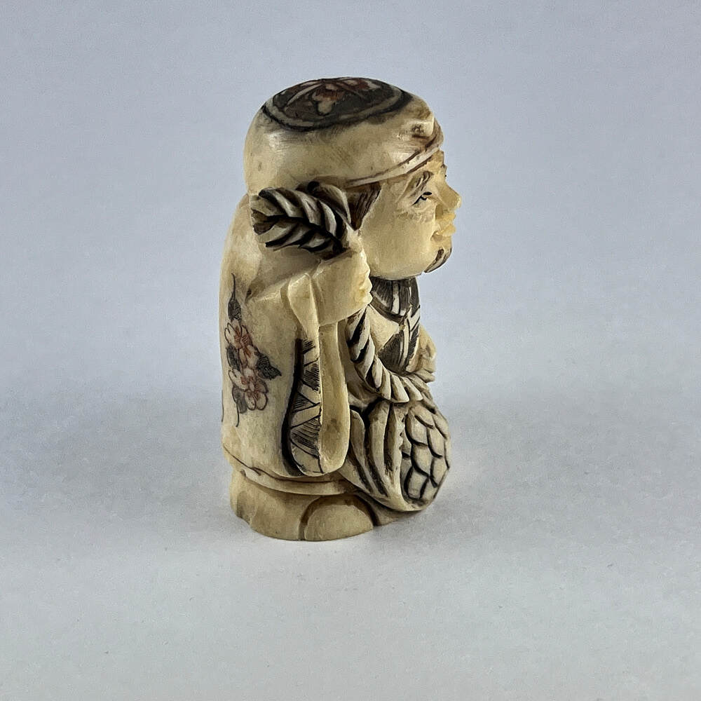 Статуэтка нэцкэ Эбису с рыбой