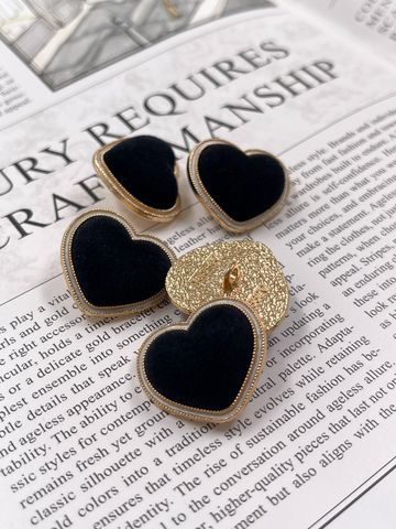 Пуговицы Сердечки бархатные черные