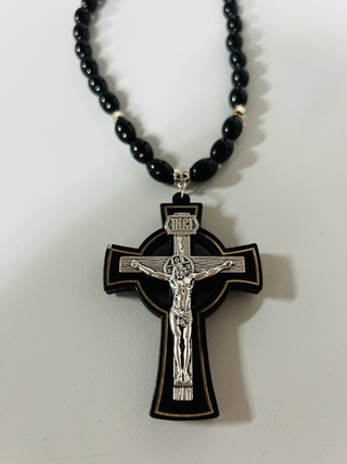 Игрушка-Подвеска на зеркало заднего вида - ЧЕТКИ ЭМАЛЬ Черная - КРЕСТ ДЕРЕВО+МЕТАЛЛ