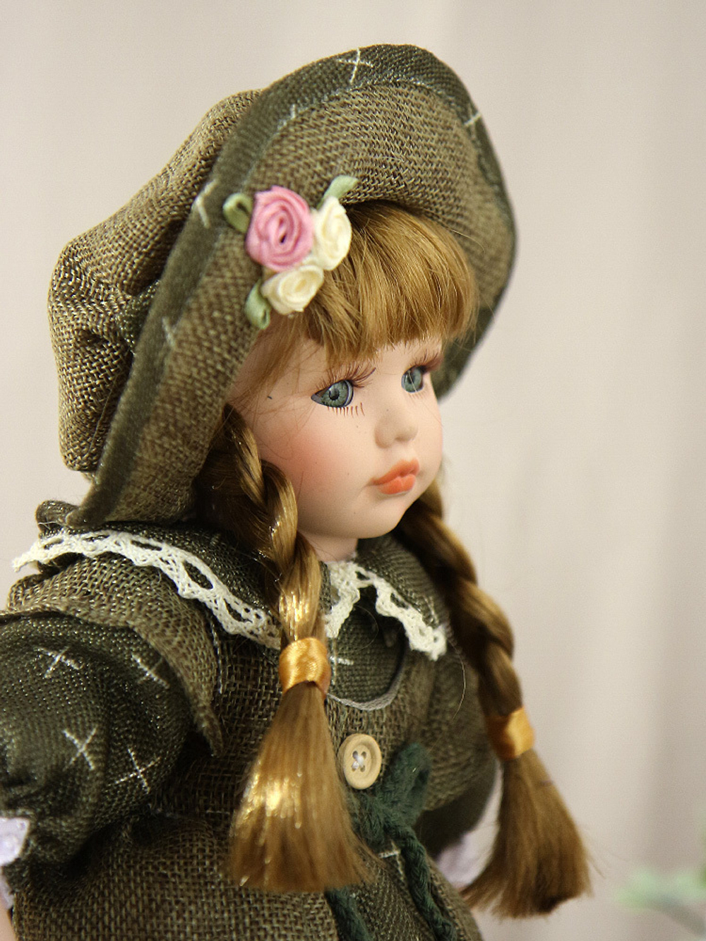 Кукла фарфоровая 12' на подставке