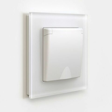 Розетка с заземлением и шторками c крышкой IP44 (белый матовый)