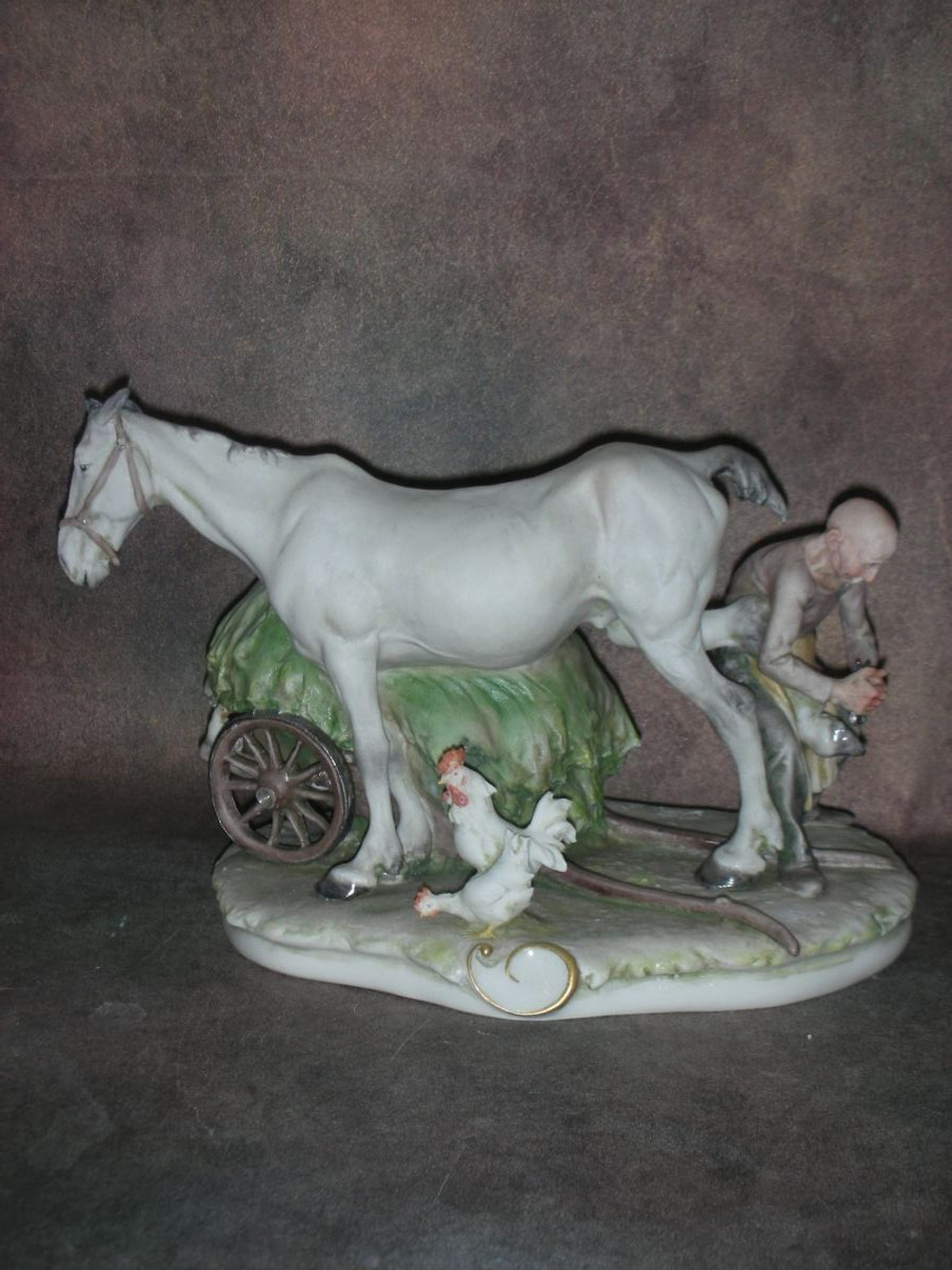 Статуэтка. Фарфор. Коваль подковывает лошадь. Capodimonte. Италия