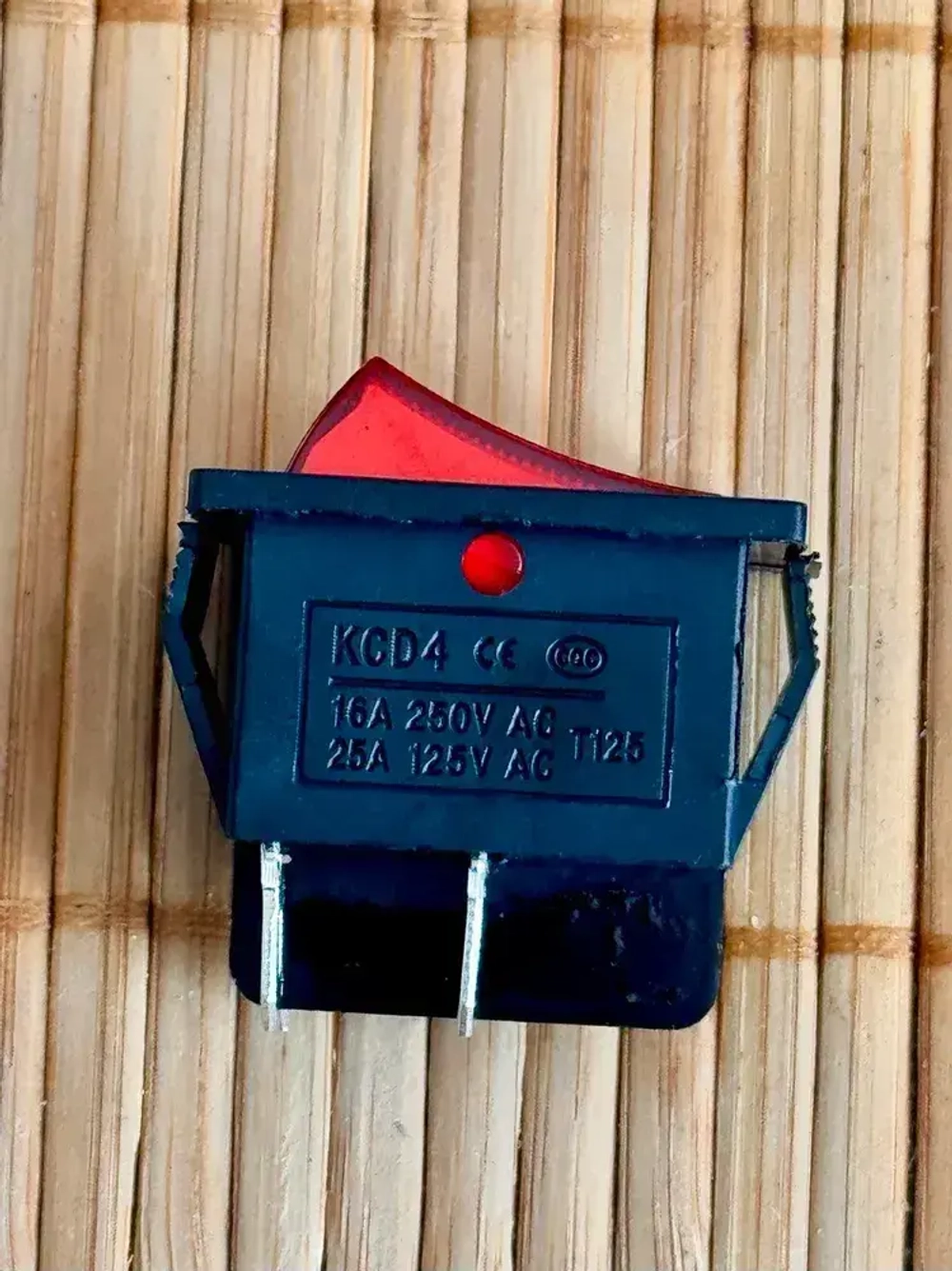 Красная кнопка тумблер выключатель, с подсветкой 16A-220V, KCD4-101/4PN, 1 штука